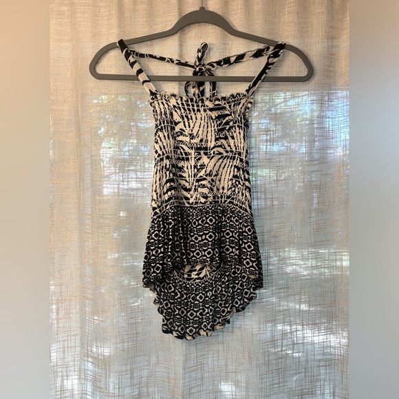 Patrons of Peace Black and White Pattern Cropped Halter Top. Size Medium. - Picture 4 of 8